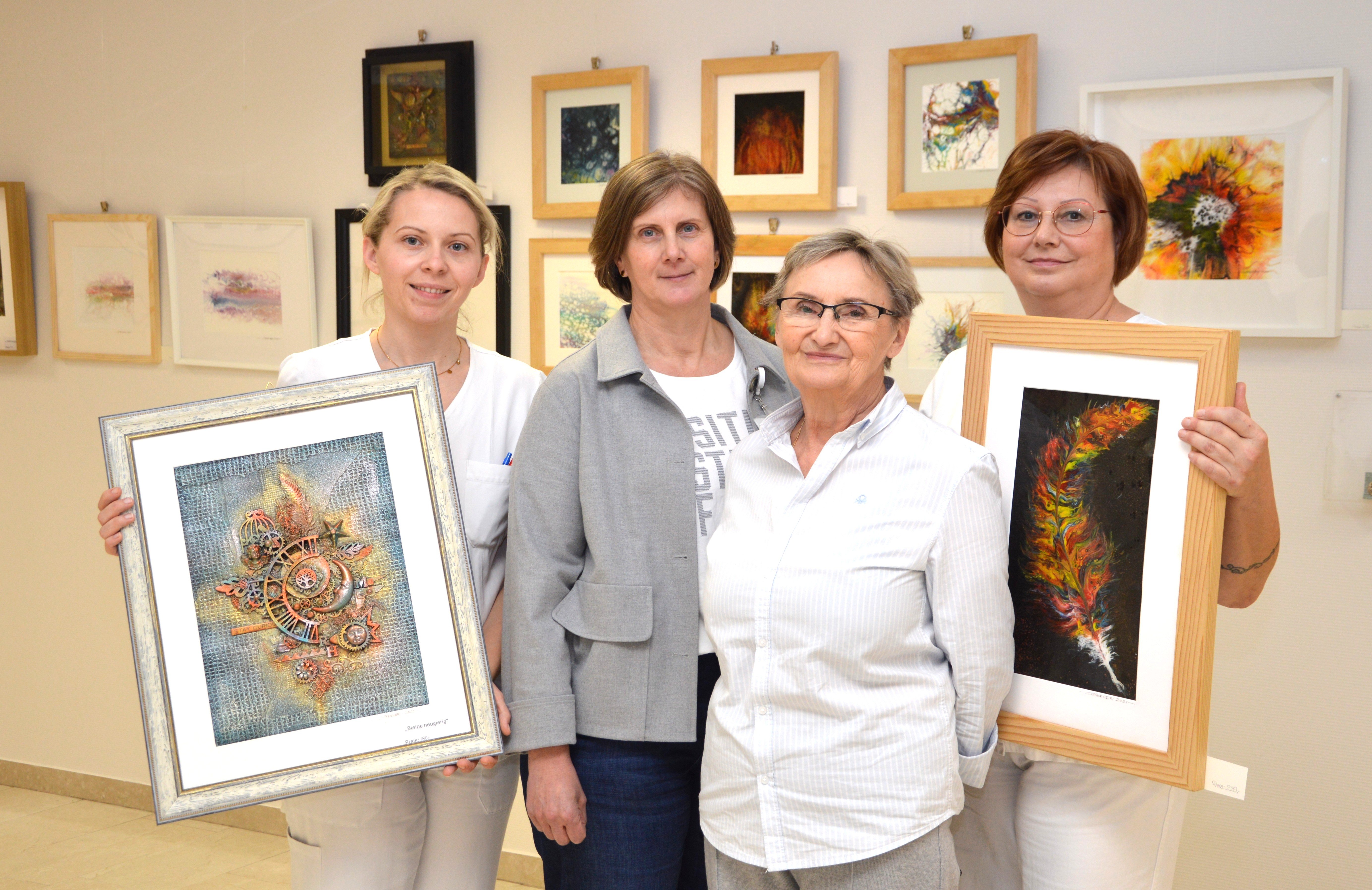 Mit der aktuellen Bilderausstellung im Landesklinikum Waidhofen/Thaya zeigt die Künstlerin ihre Liebe zu dreidimensionalen Kunstwerken, kreativer Wiederverwertung und zum Upcycling. 