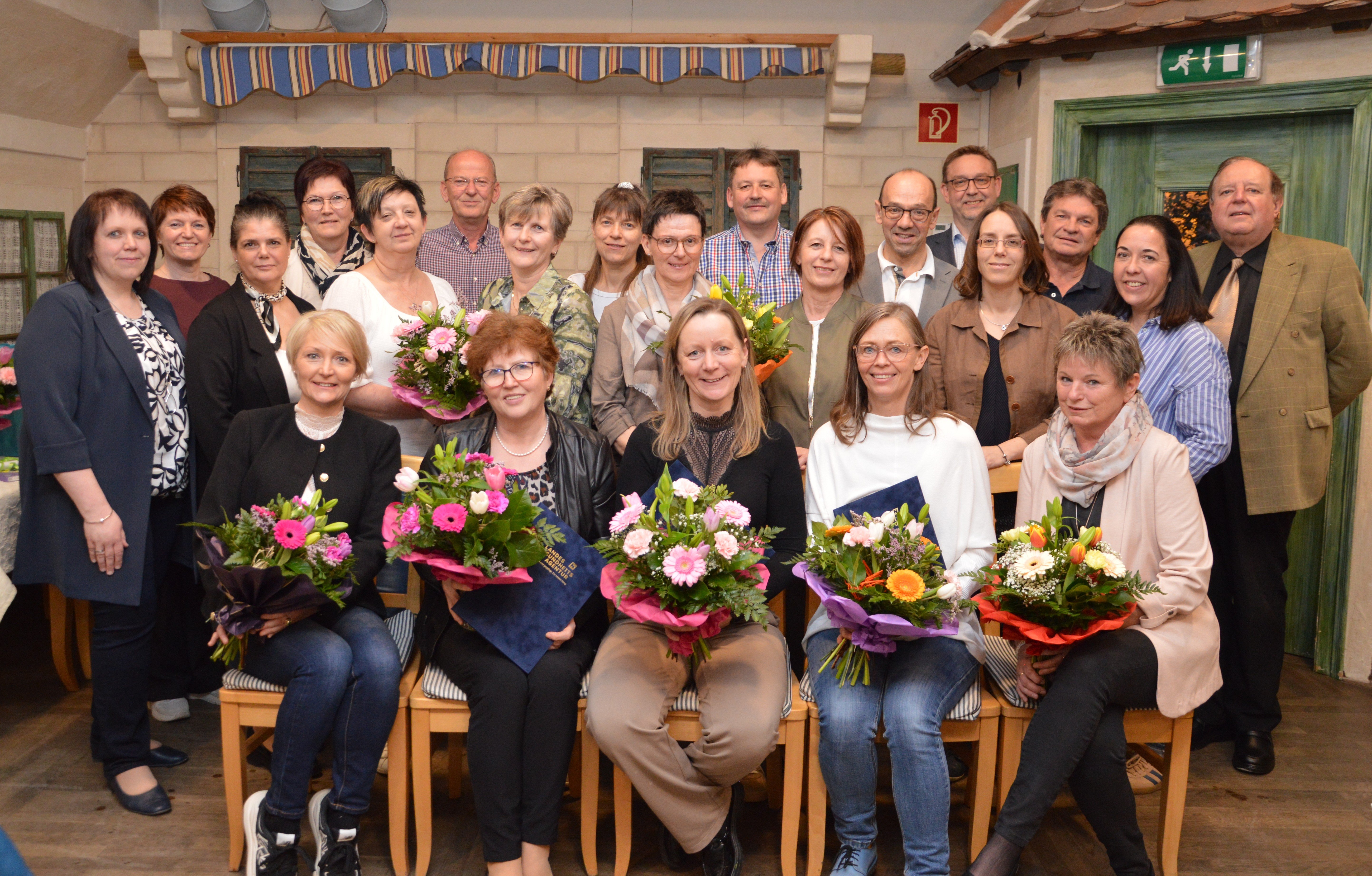 Die Leitung des Landesklinikums lud zu einem gemeinsamen Abend, um langjährigen Mitarbeiterinnen und Mitarbeiter für ihr Engagement zu danken sowie Pensionistinnen und Pensionisten in den neuen Lebensabschnitt zu verabschieden.