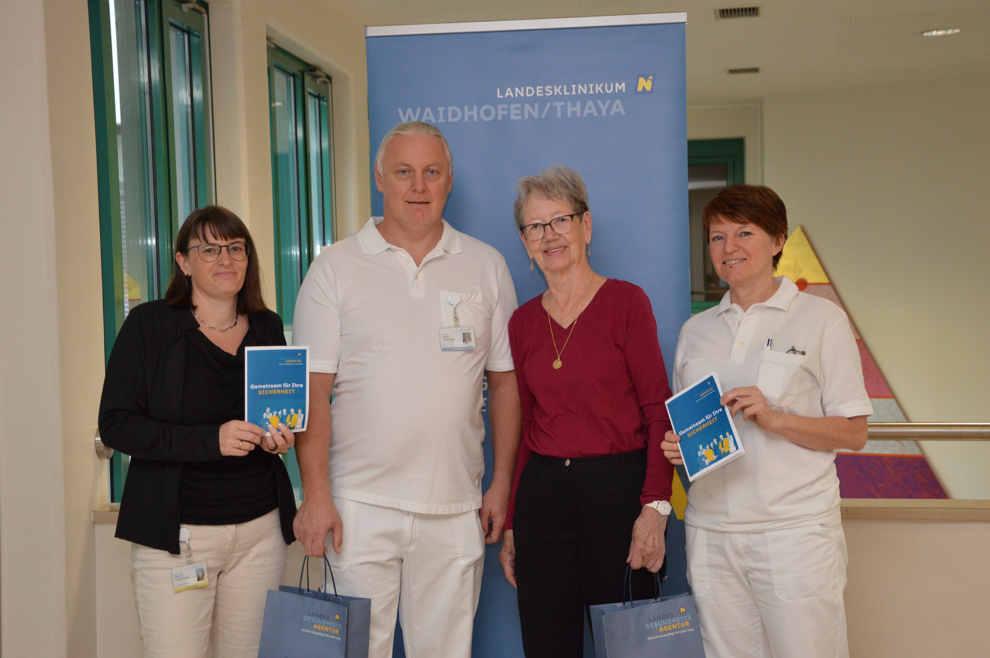 Qualitätsmanagerin Mag. (FH) Sabine Latzenhofer, OP-Assistent Franz Danzinger, Gewinnerin Waltraude Nowotny, Hygienefachkraft DGKP Martha Fronhofer. 