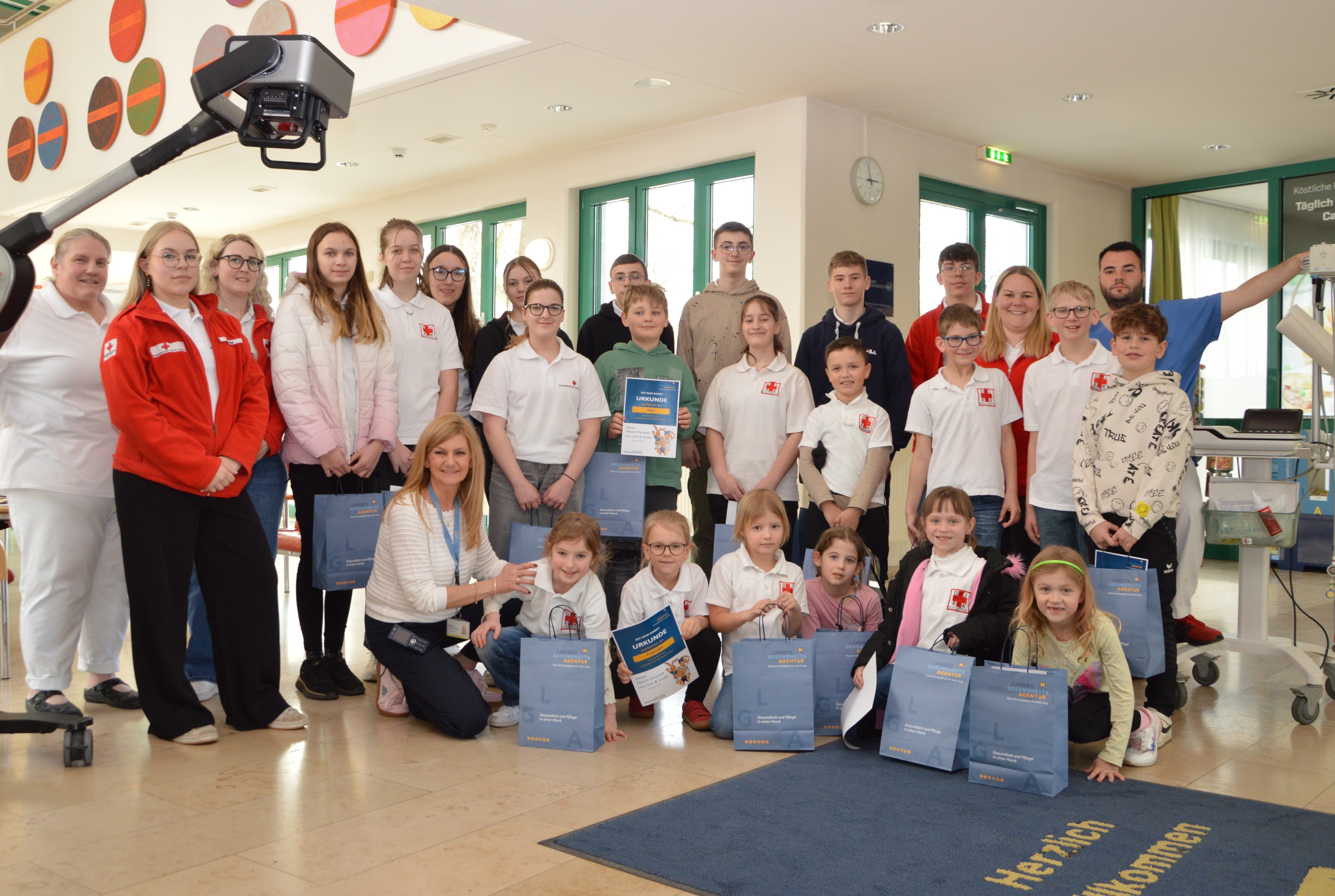 Interessante Einblicke in den Krankenhausalltag bekamen die Kinder der Jugend-Rot-Kreuz-Gruppe Allentsteig bei ihrem Besuch im LK Waidhofen/Thaya. 