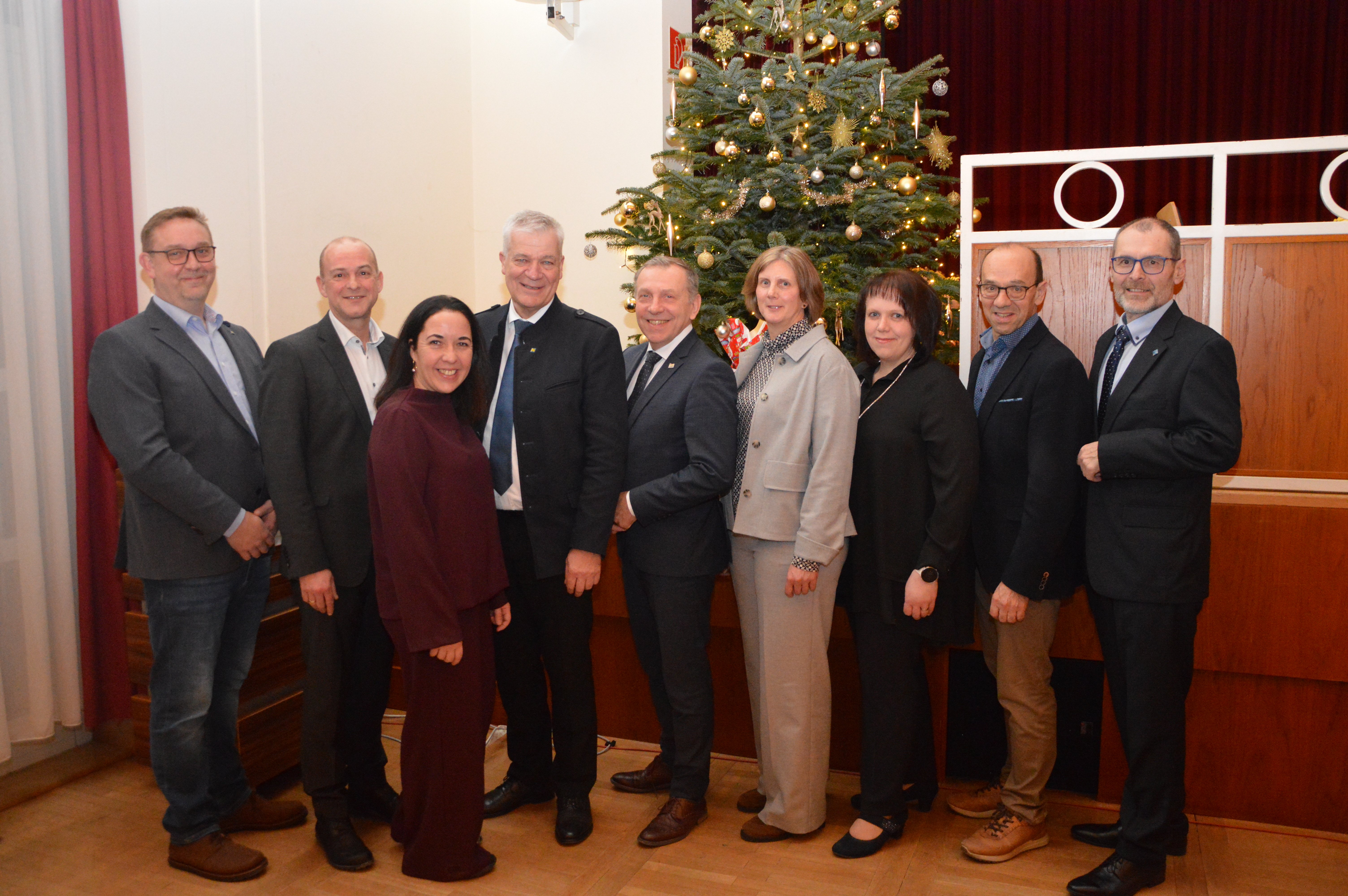In feierlichem Ambiente und bester Stimmung versammelten sich zahlreiche Mitarbeiterinnen und Mitarbeiter des Landesklinikums Waidhofen/Thaya zur diesjährigen Weihnachtsfeier im Stadtsaal Waidhofen/Thaya. 
