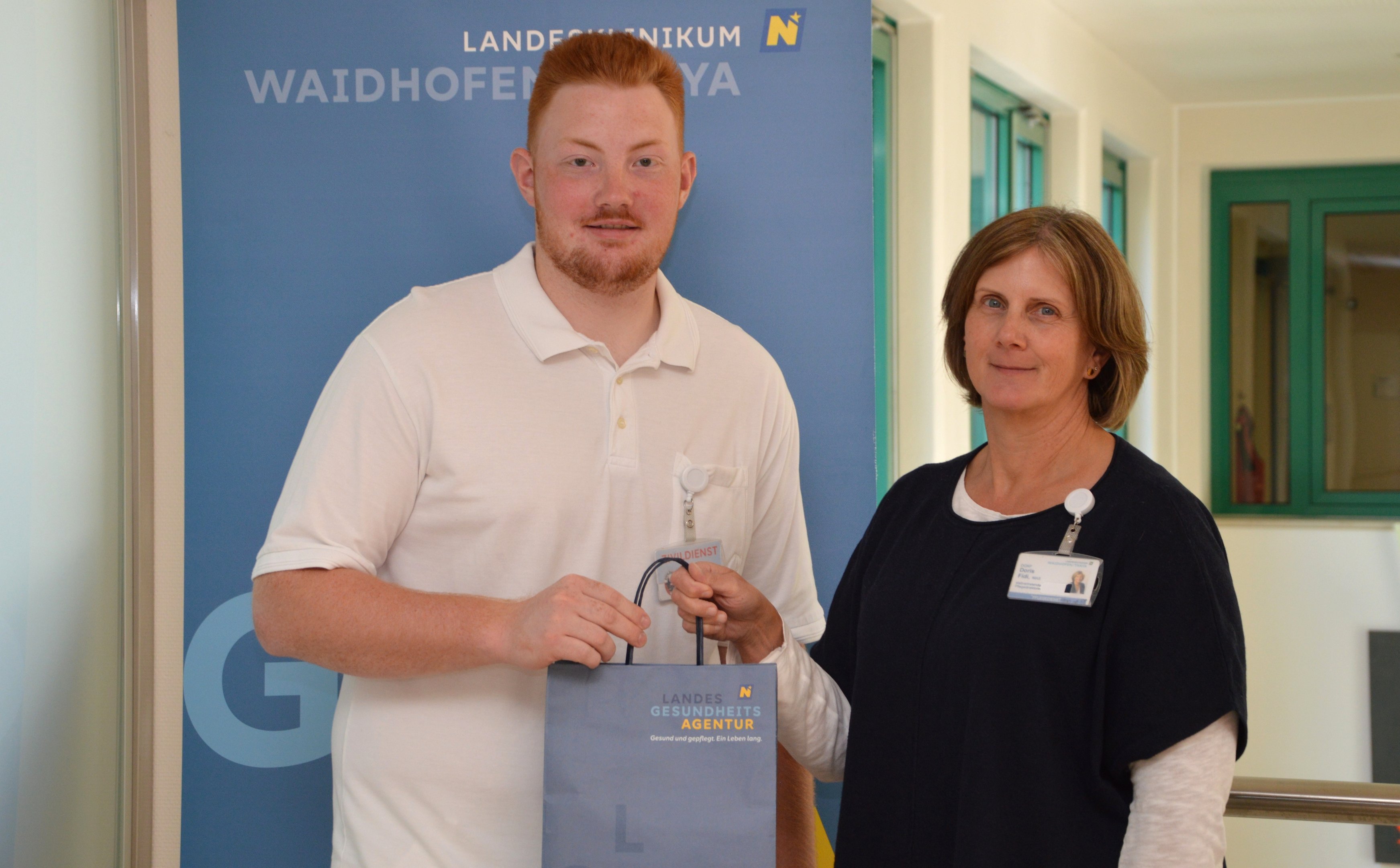 Zivildiener Daniel Altrichter, Doris Fidi, MAS, stellv. Pflegedirektorin.