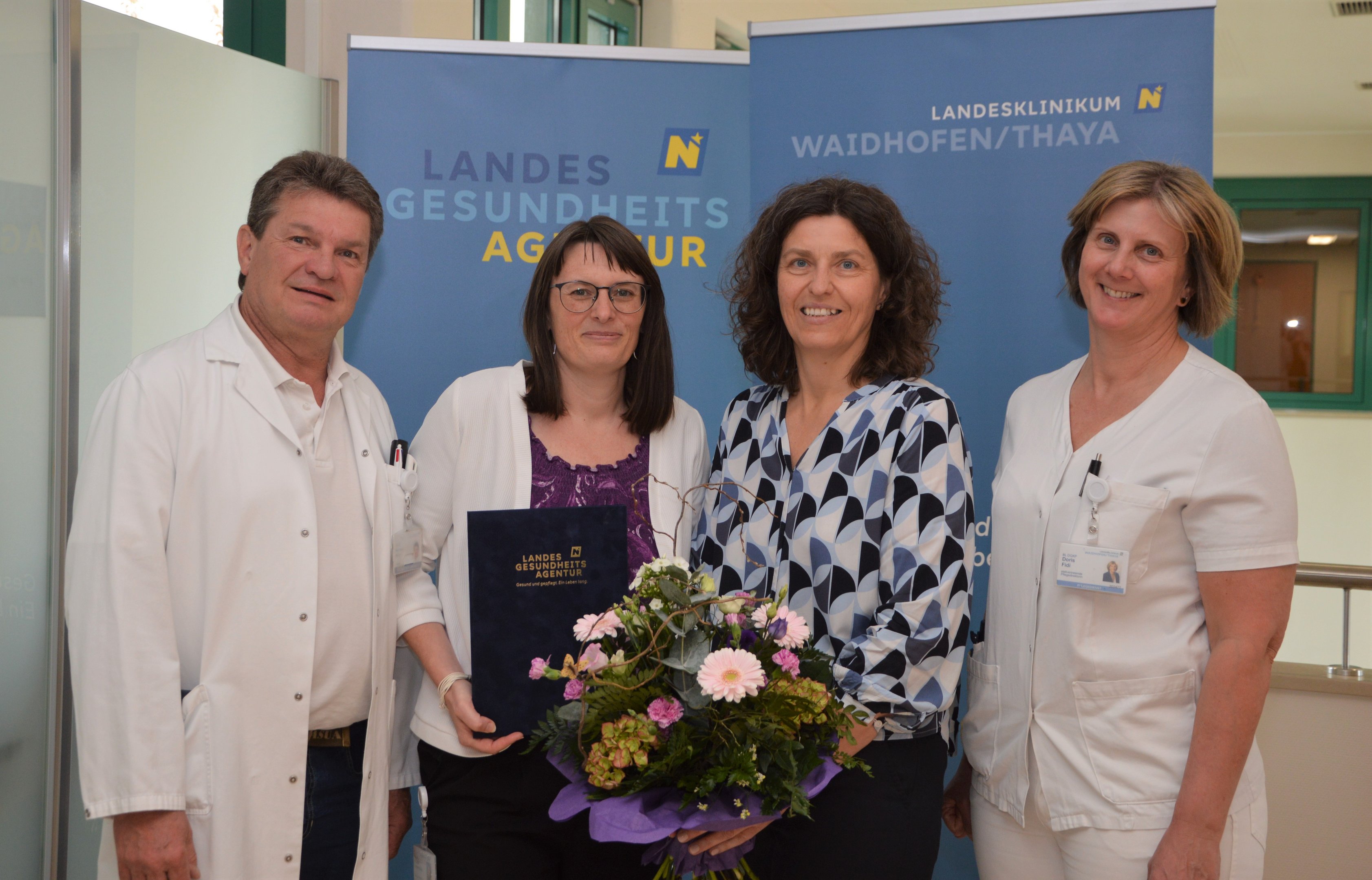 Dr. Hermann Reiter, Ärztlicher Standortleiter, DI Sonja Schindler, BSc MSc, kaufmännische Standortleiterin und DGKP Doris Fidi, stellvertretende Pflegedirektorin gratulieren Sabine Latzenhofer herzlich.