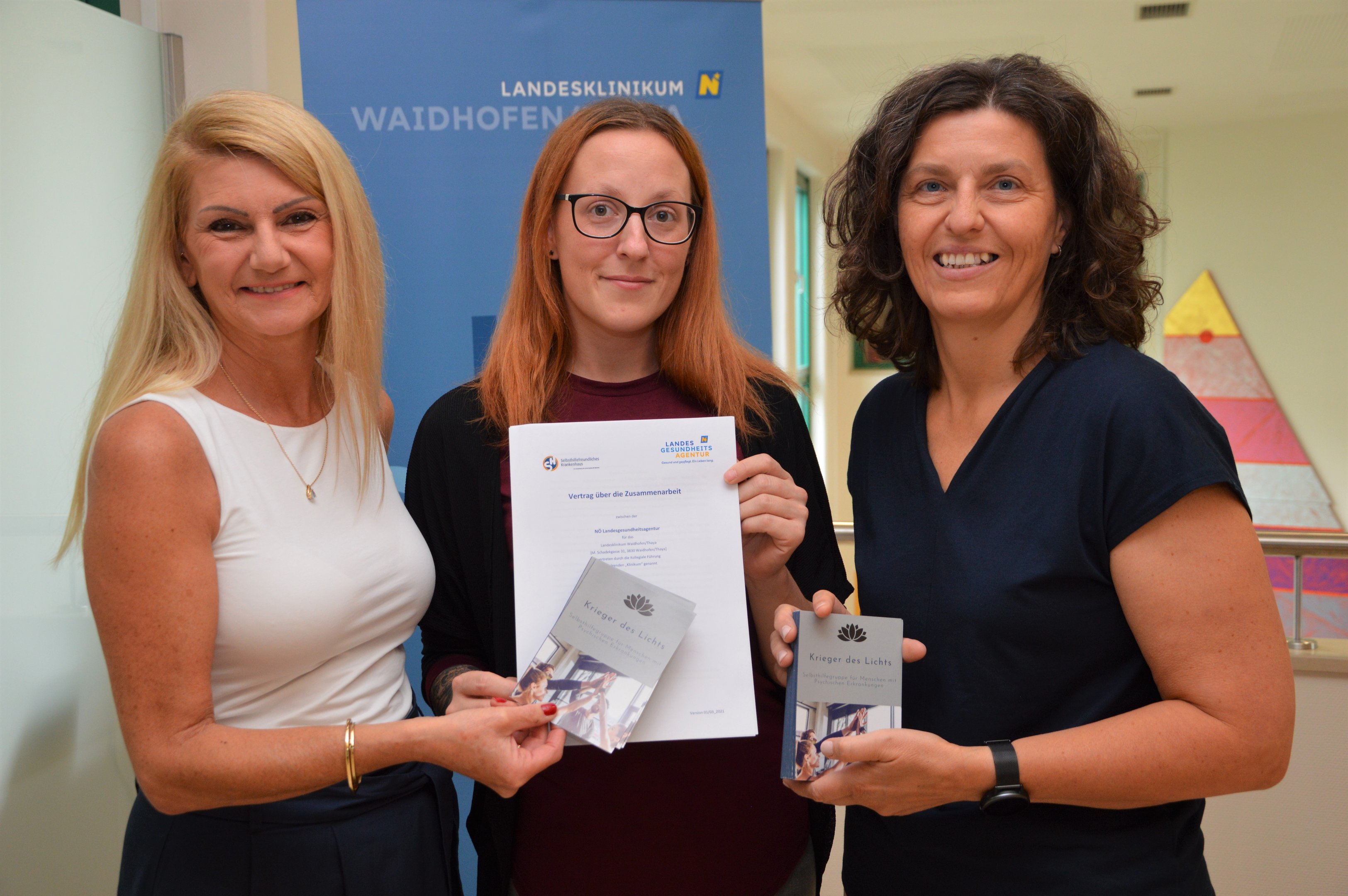 Barbara Tobolka-Mares, LK-Selbsthilfe-Partnerin, Kerstin Wollein, Obfrau Selbsthilfegruppe, DI Sonja Schindler, BSc MSc, kfm. Standortleiterin. Die Gruppe trifft sich jeden 1. und 3. Sonntag im Monat ab 14:00 Uhr, im Landesklinikum Waidhofen/Thaya, Personalwohnhaus 2, Schulklasse. Weitere Informationen und Kontaktmöglichkeiten finden Sie unter: kerstin2021@gmx.at.
