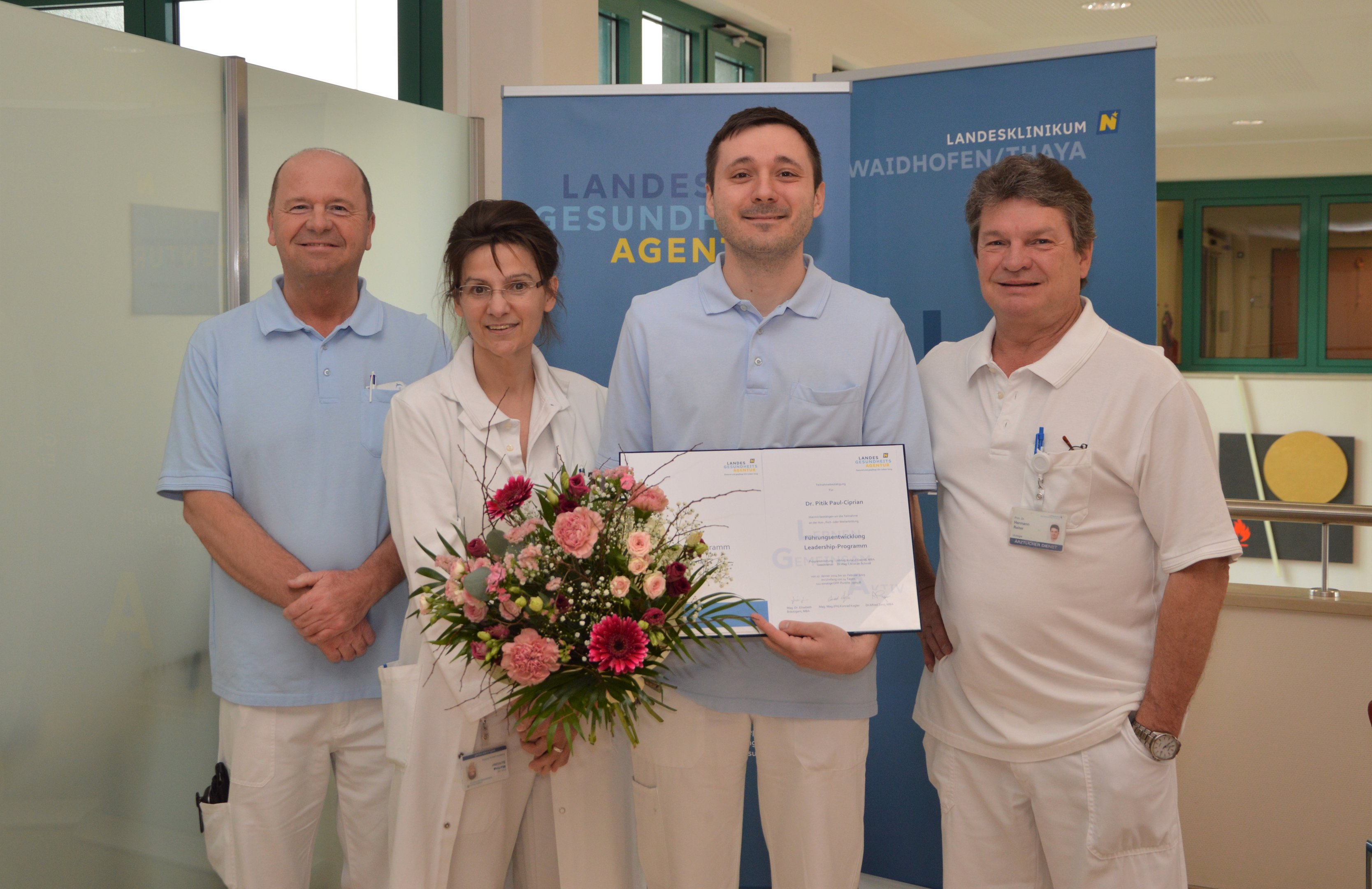 Der ärztliche Standortleiter Dr. Hermann Reiter und Prim. Dr. Martina Schlüter, Abteilungsleiterin des Waldviertler Zentrums für Seelische Gesundheit (WZfSG), und DGKP Günter Wendl, Stationsleiter WZfSG 2, gratulierten OA Dr. Paul-Ciprian Pitik zur Absolvierung dieses Ausbildungsmoduls herzlich. 