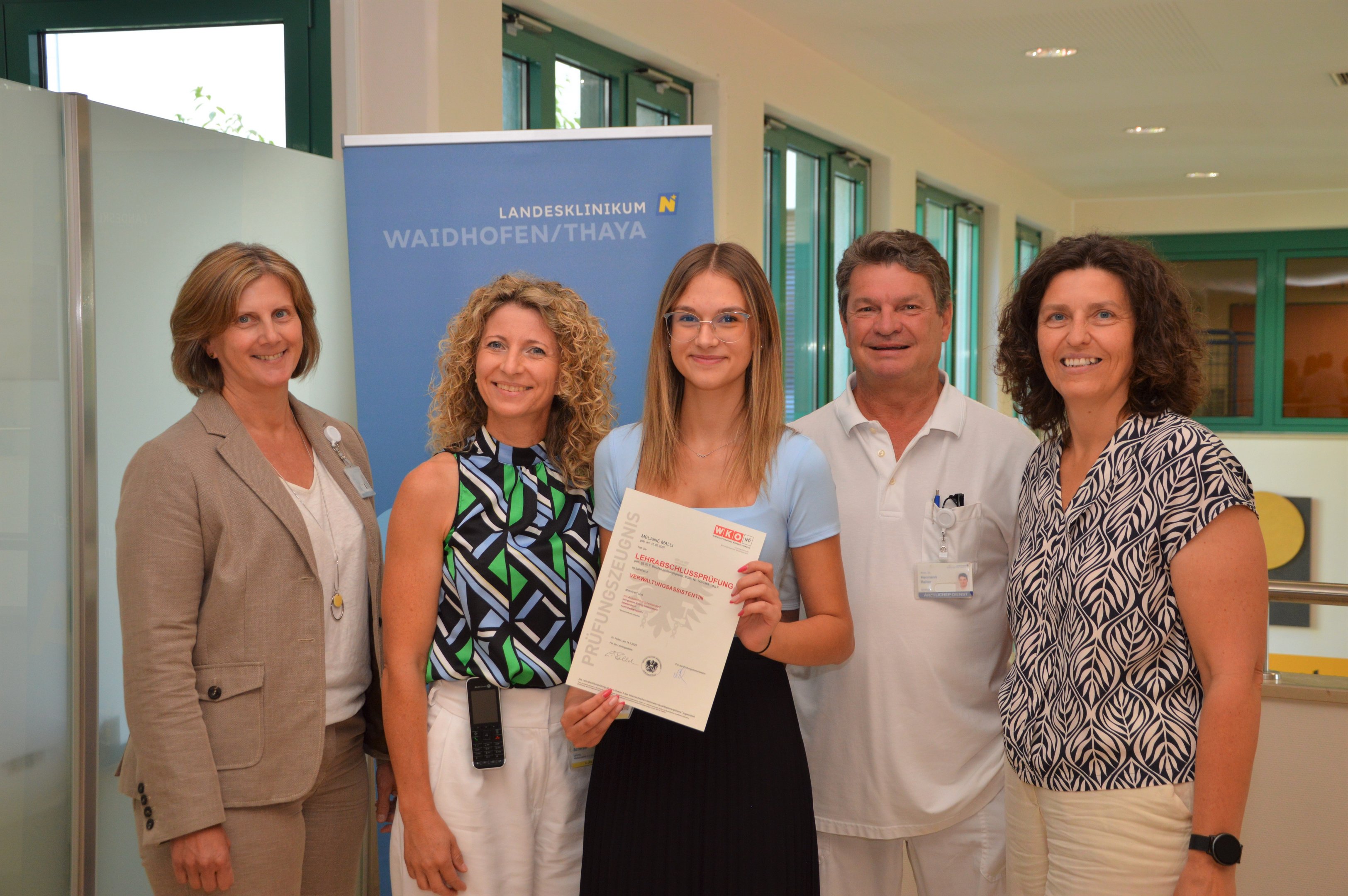 DGKP Doris Fidi, stv. Pflegedirektorin, Claudia Scherzer, Leitung med. Schreibdienst, Melanie Malli, Dr. Hermann Reiter, ärztl. Standortleiter, DIund Sonja Schindler, BSc MSc, kfm. Standortleiterin, gratulieren Melanie zu diesem Erfolg herzlich.