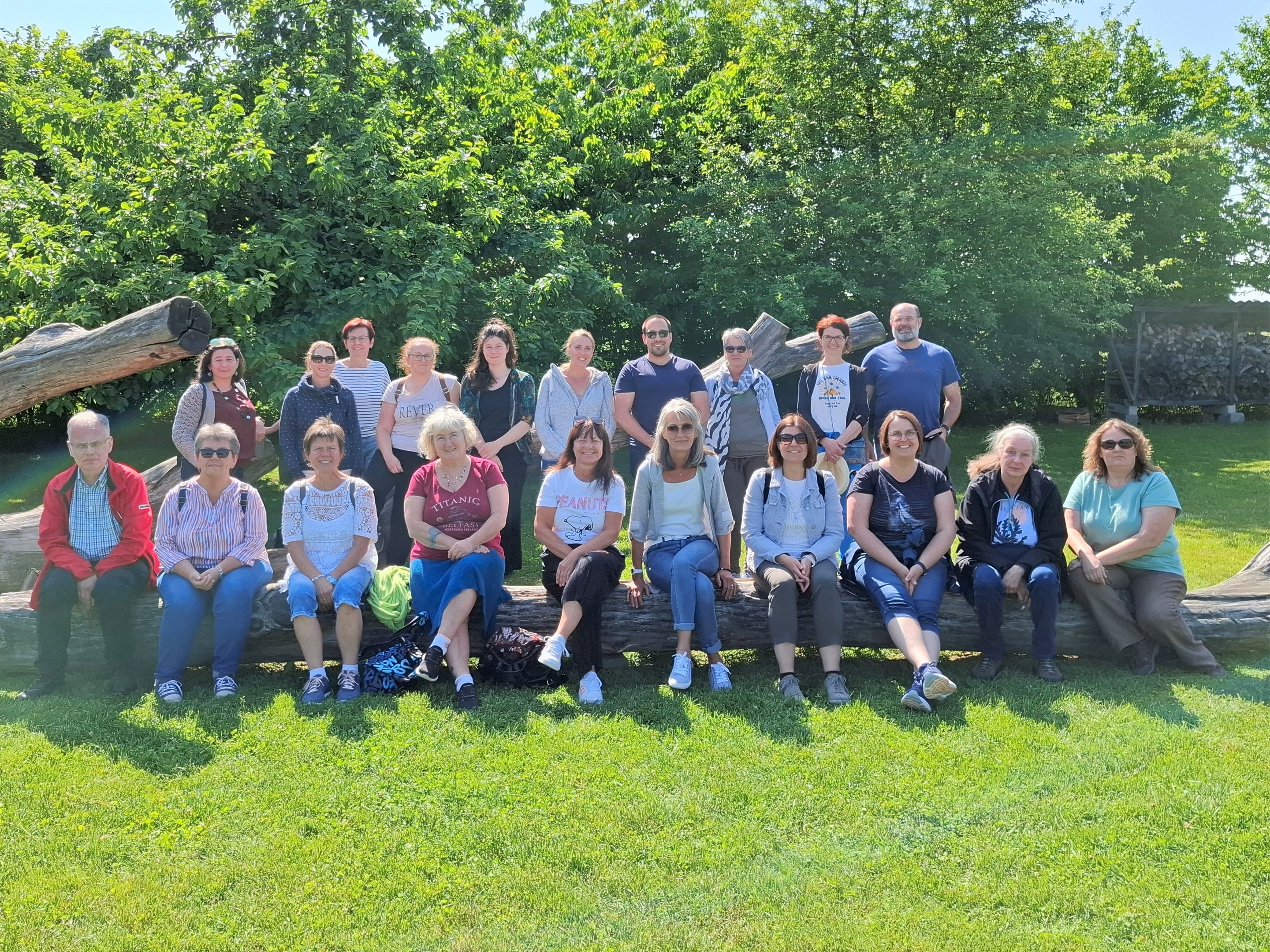Unter dem Motto „Natur, Genuss und Gemeinschaft“ unternahm das interdisziplinäre Palliativteam einen gemeinsamen Ausflug in den Naturpark Heidenreichsteiner Moor. Mag. Friedrich Mikesch, DGKP Anita Winter, Sonja Chloupek, Mag. Verena Kretschmer, Helga Ebert, DGKP Maria Stöger, DGKP Annemarie Rohrböck, DGKP Andrea Glocker, Valerie Schandl, BA, Lisa-Maria Leitner, BA, DGKP Andrea Adam, Dr. Simon Brandstötter, DGKP Elisabeth Schmid, Gabriele Meixner, DGKP Sonja Rubick, DGKP Rosalinde Krötzl, DGKP Doris Döller, Mag. Bernhard Riedner, OÄ Dr. Christine Jetter, DGKP Sylvia Haidl.
